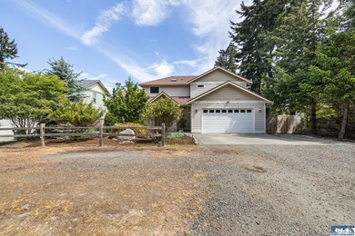 Tucked beyond a paved driveway and framed by crosswood fencing - photo 40