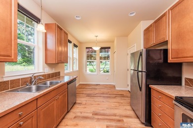 A beautifully updated and lovingly cared for townhouse, this - photo 12
