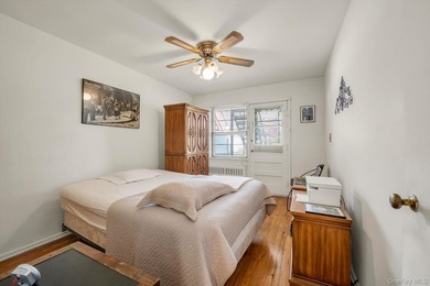 Excellent opportunity in prime Bayside! Brick attached - photo 5