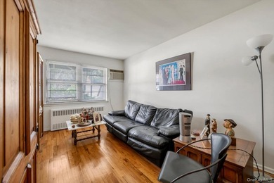 Excellent opportunity in prime Bayside! Brick attached - photo 6