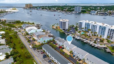 Destin/Holiday Isle Waterfront Townhome with Private Dock & - photo 4