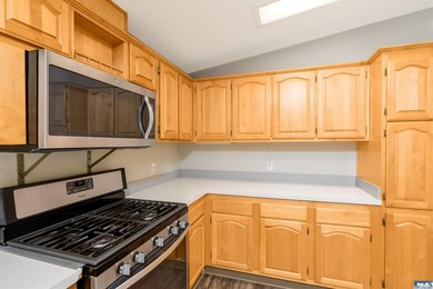 Welcome home to this beautifully maintained 3-bedroom, 2-bath - photo 15