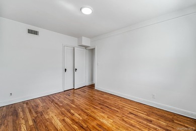 Welcome to this perfectly located home in the heart of Bayside - photo 18