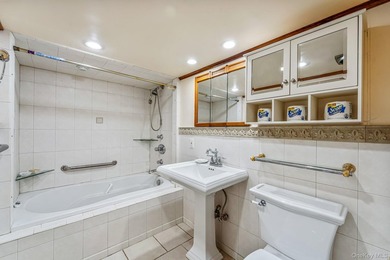 Welcome to this perfectly located home in the heart of Bayside - photo 27