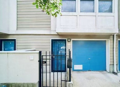 Stunning townhome located right next to the University of - photo 1