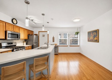 Stunning townhome located right next to the University of - photo 3