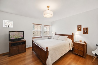Stunning townhome located right next to the University of - photo 8