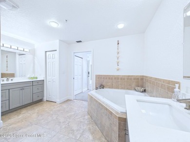Welcome to Paradise! This fully renovated 3 bedroom/ 2 bath unit - photo 22