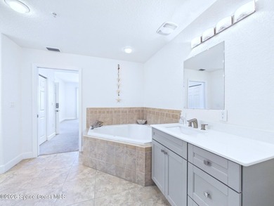 Welcome to Paradise! This fully renovated 3 bedroom/ 2 bath unit - photo 23