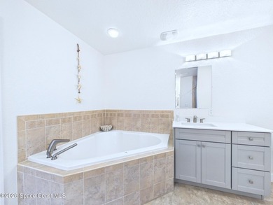 Welcome to Paradise! This fully renovated 3 bedroom/ 2 bath unit - photo 25