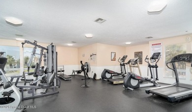 Welcome to Paradise! This fully renovated 3 bedroom/ 2 bath unit - photo 36