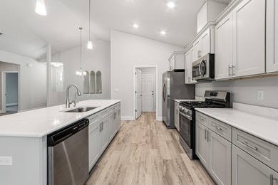 Welcome to The Bluffs at Lafayette, one of Freeport's newest and - photo 5