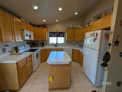 Discover your dream home nestled in a small, remote charming - photo 8
