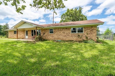 Escape the city life to the tranquility of East Texas with this - photo 3