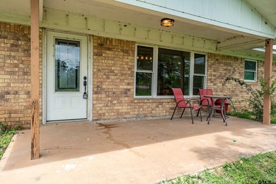 Escape the city life to the tranquility of East Texas with this - photo 4
