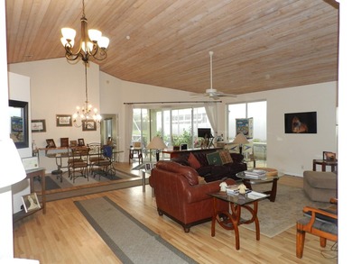 SPACIOUS 2 BEDROOM PLUS DEN/OFFICE GREAT FLOOR PLAN AS YOU ENTER - photo 1