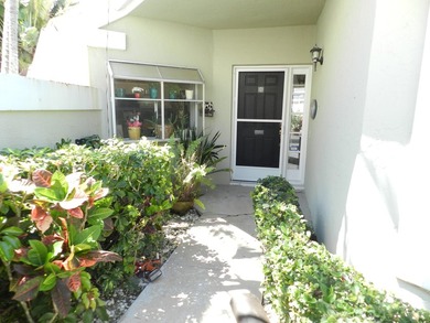 SPACIOUS 2 BEDROOM PLUS DEN/OFFICE GREAT FLOOR PLAN AS YOU ENTER - photo 2
