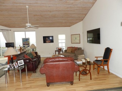SPACIOUS 2 BEDROOM PLUS DEN/OFFICE GREAT FLOOR PLAN AS YOU ENTER - photo 3