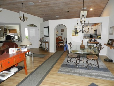 SPACIOUS 2 BEDROOM PLUS DEN/OFFICE GREAT FLOOR PLAN AS YOU ENTER - photo 7
