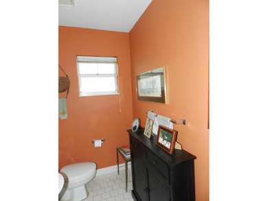SPACIOUS 2 BEDROOM PLUS DEN/OFFICE GREAT FLOOR PLAN AS YOU ENTER - photo 9