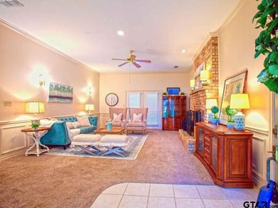 Pretty 3/2/2 Cottage in Chandler, TX! This inviting 3-bedroom - photo 3