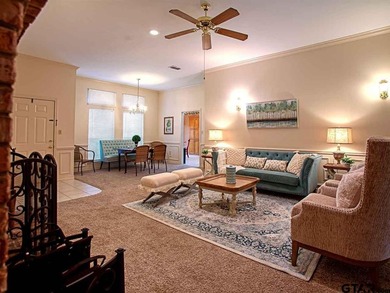 Pretty 3/2/2 Cottage in Chandler, TX! This inviting 3-bedroom - photo 5