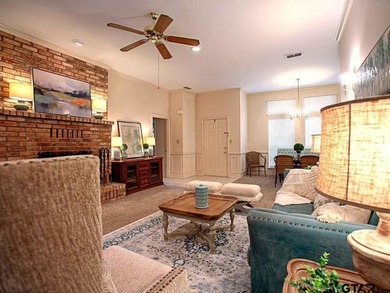 Pretty 3/2/2 Cottage in Chandler, TX! This inviting 3-bedroom - photo 6