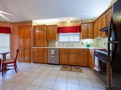 Pretty 3/2/2 Cottage in Chandler, TX! This inviting 3-bedroom - photo 8