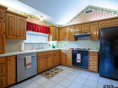 Pretty 3/2/2 Cottage in Chandler, TX! This inviting 3-bedroom - photo 10