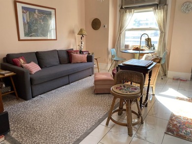 GET ONE-BEDROOM LIVING AT STUDIO HOA FEES with this smartly - photo 2