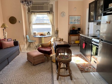 GET ONE-BEDROOM LIVING AT STUDIO HOA FEES with this smartly - photo 3