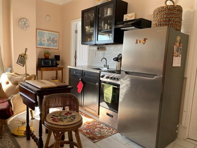 GET ONE-BEDROOM LIVING AT STUDIO HOA FEES with this smartly - photo 4