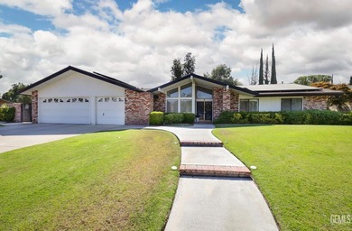 Renovated and move in ready, this four bedroom, three bath homes - photo 2