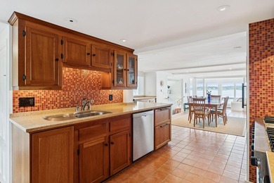 Perched like the prow of a ship with panoramic waterfront vistas - photo 14