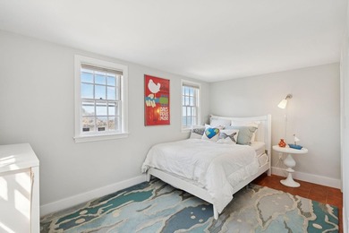 Perched like the prow of a ship with panoramic waterfront vistas - photo 20