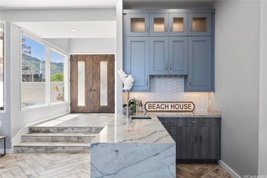 Oceanfront residence on one of Oahu's most beautiful stretches - photo 2