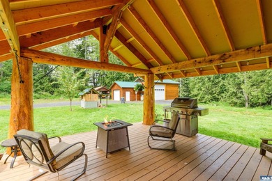 Tucked away on 4.7 beautiful acres, this stunning log home - photo 18