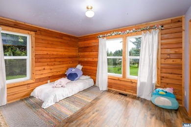 Tucked away on 4.7 beautiful acres, this stunning log home - photo 27
