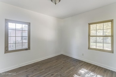 Welcome to this move-in ready gem situated on a spacious corner - photo 14