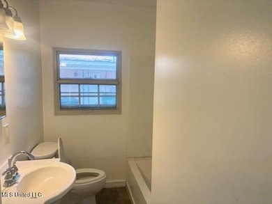 Welcome to this move-in ready gem situated on a spacious corner - photo 16