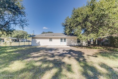 Welcome to this move-in ready gem situated on a spacious corner - photo 17