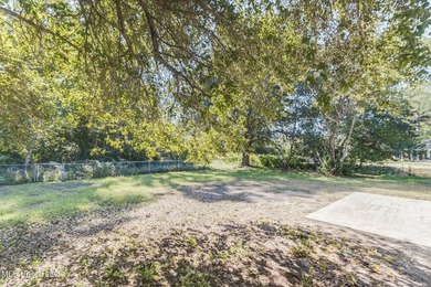 Welcome to this move-in ready gem situated on a spacious corner - photo 19