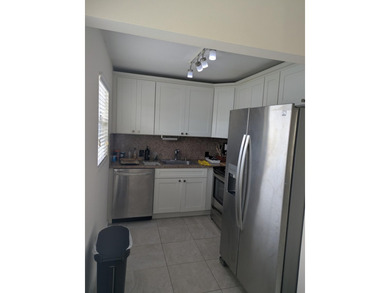 Bright ground-floor corner unit, partially furnished, featuring - photo 31