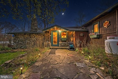 Two stone cottages. Two independent residences. One rare Pocono - photo 2