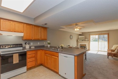 Cozy 1st floor condo in Mallard Pointe with ground level patio - photo 3