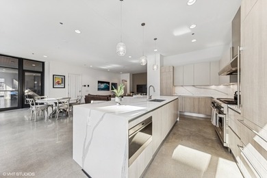 A Private West Loop Residence Designed for Those Who Expect More - photo 6