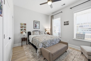 Immaculate, light-filled home on a desirable corner lot - warm - photo 7