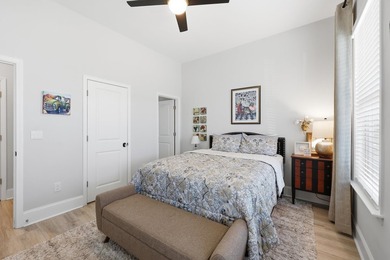Immaculate, light-filled home on a desirable corner lot - warm - photo 9