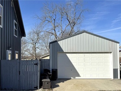 Enjoy lake views with this 1st tier property in Linn Valley - photo 4