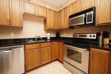 Welcome to this beautifully furnished end-unit townhome - photo 10